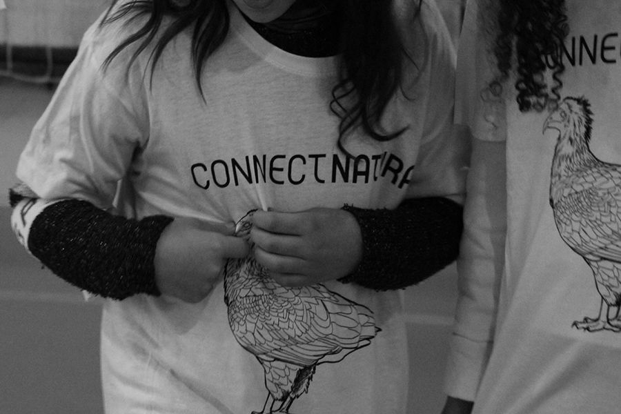 Alunos/as com a t-shirt do projeto ConnectNatura. Fotografia Ga�lle Carvalho/Palombar.