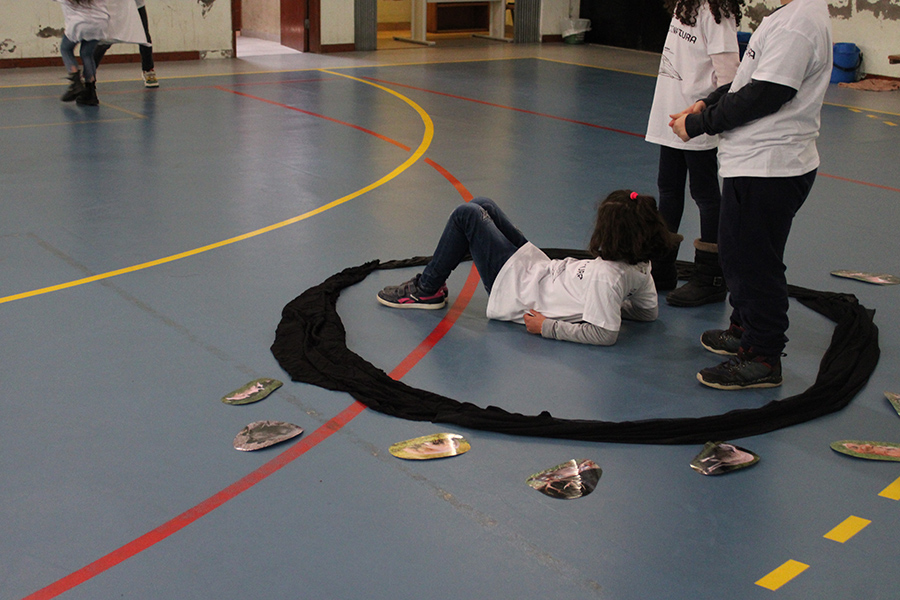 Alunos/as a jogar. Fotografia Ga�lle Carvalho/Palombar. 