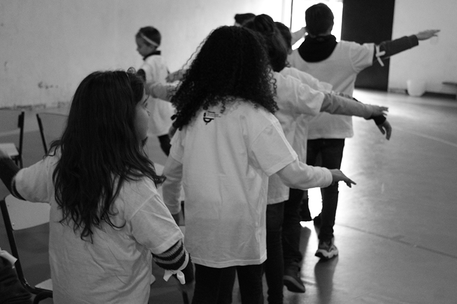 Alunos/as a jogar. Fotografia Ga�lle Carvalho/Palombar. 